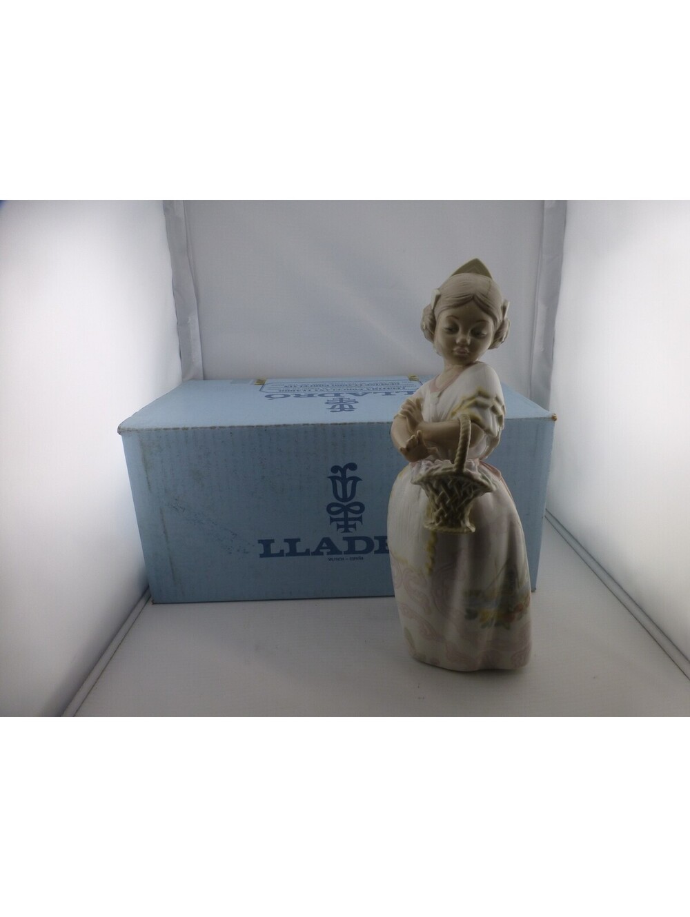 NAO by Lladro Porcelain Figurine "Girl with Basket of Flowers" #1048 Original H2